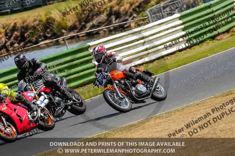 Vintage motorcycle club;eventdigitalimages;mallory park;mallory park trackday photographs;no limits trackdays;peter wileman photography;trackday digital images;trackday photos;vmcc festival 1000 bikes photographs